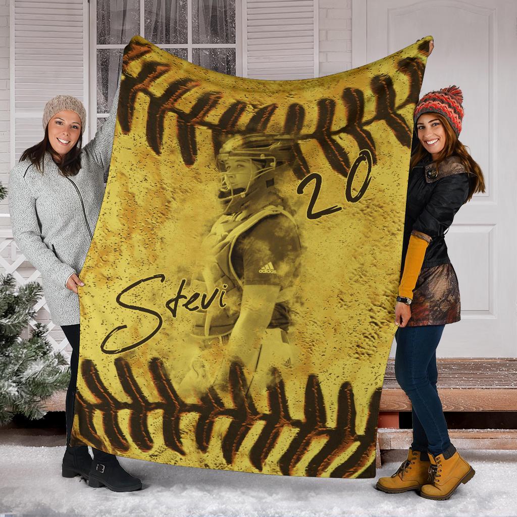litzzy Personalized Vintage Softball Player Fleece Blanket - Nh0911204 Quilt Blanket   
